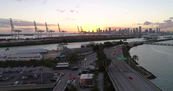 Západ slunce scéna Miami Beach s výletní loď — Stock video