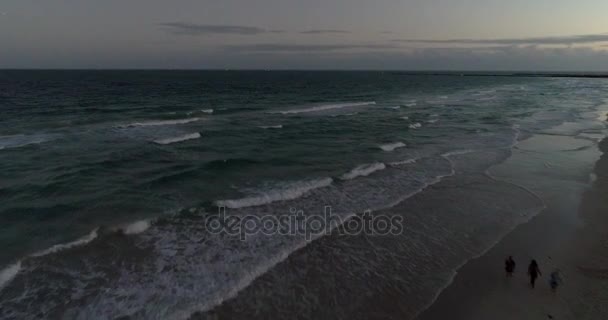 'S avonds op het strand luchtfoto video — Stockvideo