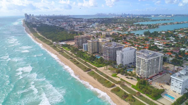 Antenowe drone obrazu domki przy plaży w Miami Beach — Zdjęcie stockowe