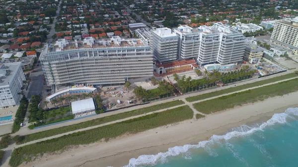 Снимок воздушного беспилотника пляжного кондоминиума в Майами-Бич — стоковое фото