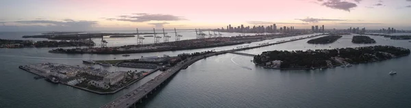Luchtfoto panoramische foto Miami in de schemering — Stockfoto