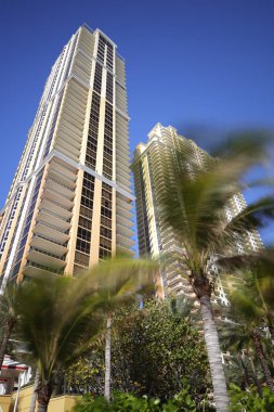 Mavi bir gökyüzü üzerinde gökdelenler