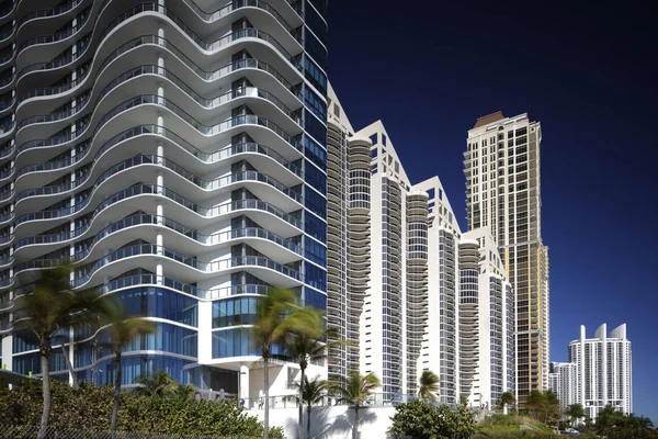 Highrise condominiums in Sunny Isles Beach — Stock Photo, Image