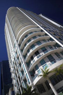 Mavi bir gökyüzü highrise kule