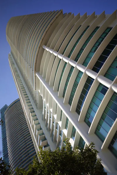 Highrise architektura na modré obloze — Stock fotografie