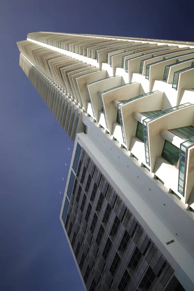 Arquitetura em um céu azul — Fotografia de Stock