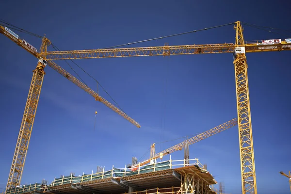 Kräne auf einer Baustelle in der Innenstadt — Stockfoto