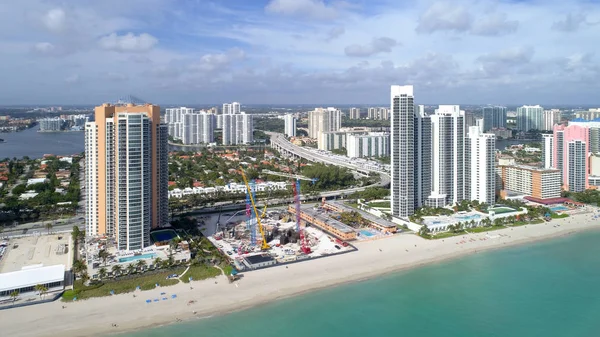 Sunny Isles Beach tengerparti építkezés — Stock Fotó