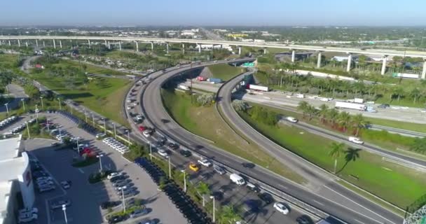 Luchtfoto drone video's ochtends pendelen snelweg interchange — Stockvideo