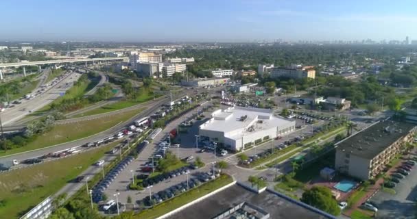 Luchtfoto video van de auto van een Toyota dealer — Stockvideo