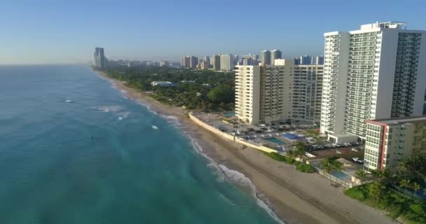 Imágenes aéreas de aviones no tripulados Hallandale bordeando Golden Beach — Vídeos de Stock