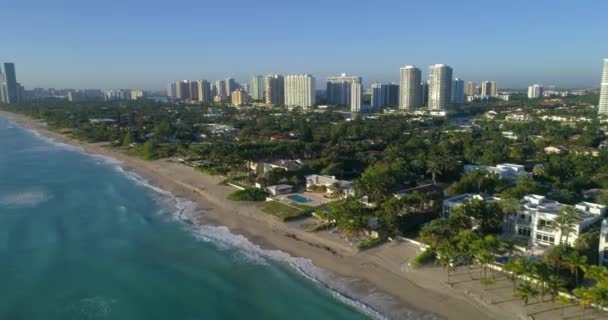 Maisons de luxe vidéo aérienne sur la plage — Video