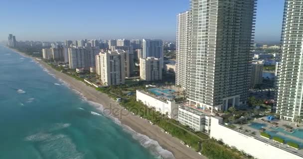 Воздушное видео зданий на пляже — стоковое видео