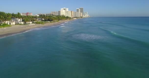 Snel luchtfoto video van de golven van het strand — Stockvideo