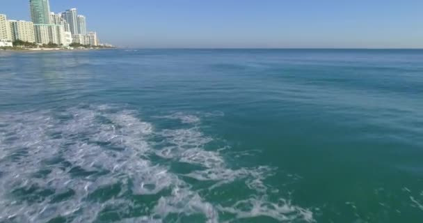Χαμηλή drone πάνω από το νερό — Αρχείο Βίντεο