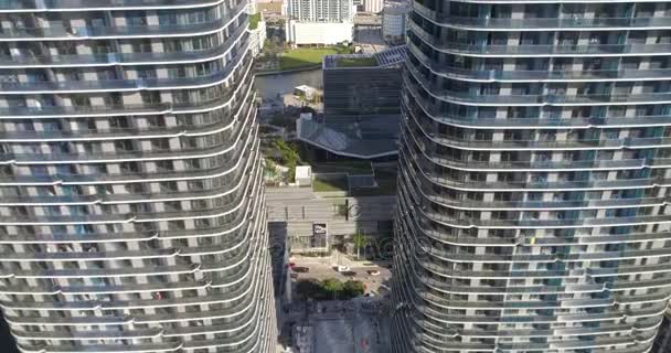 在 Brickell 4 k 画面摩天大楼 — 图库视频影像