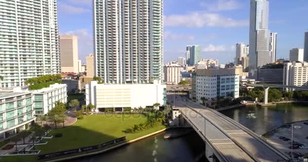 Miami nehir ve Güney Miami Avenue — Stok video
