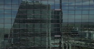 Bir cam yansıtıcı binanın hava video