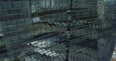 Bir cam binada hava video yansıması