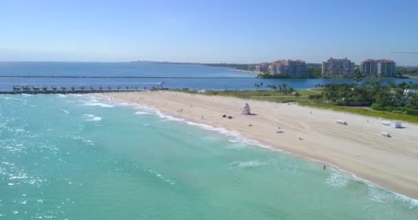 Légi drone videóinak South Beach nyári vakáció hely — Stock videók