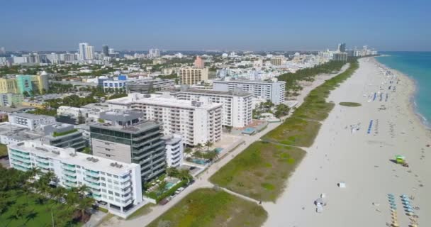 Видео с беспилотника Miami Beach vacation hotspot — стоковое видео