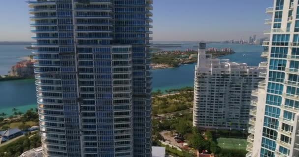 Vídeo aéreo volando entre edificios — Vídeos de Stock