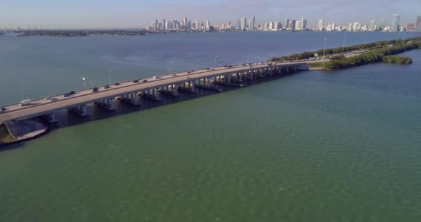 Flyg Miami Biscayne Bay och Julia Tuttle Bridge — Stockvideo