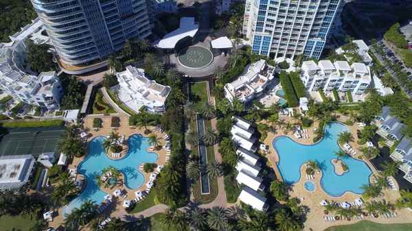 Piscinas e palmeiras — Fotografia de Stock