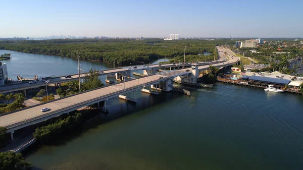 Luftbild einer Zugbrücke an der 163. Straße nördlich miami — Stockfoto