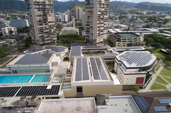 Sonnenkollektoren auf Dächern — Stockfoto