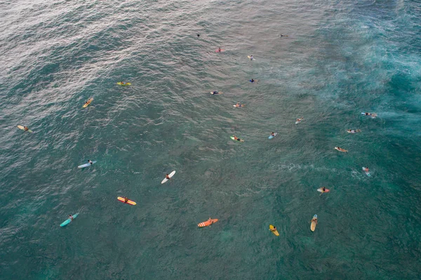 Foto aérea de la gente surfeando —  Fotos de Stock