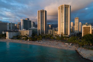 Havadan görüntü günbatımı Waikiki Beach