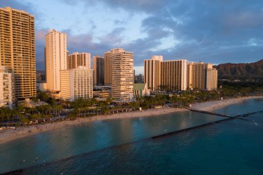 Havadan görüntü günbatımı Waikiki Beach