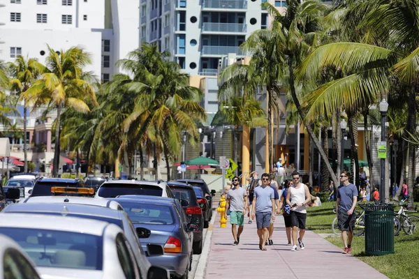 Toeristen op Ocean Drive — Stockfoto