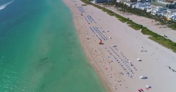 Luftaufnahmen zeigen Drohnenvideo am Strand von Miami — Stockvideo