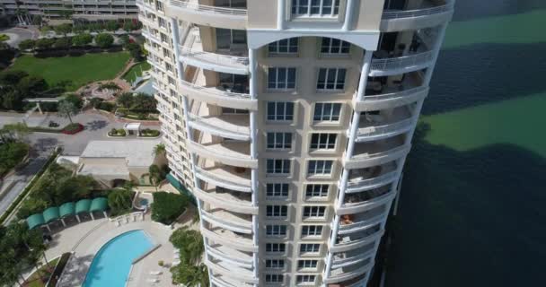 Luchtfoto afdaling gebouw balkon — Stockvideo