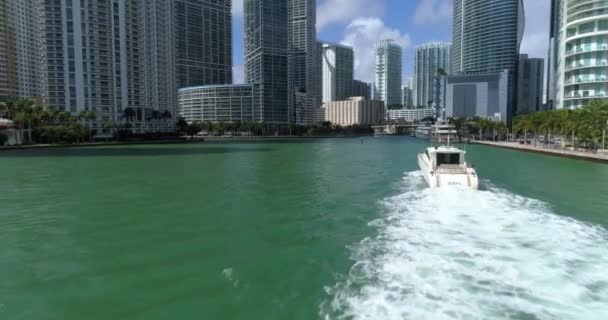 Antenowe drone wideo łodzi na rzece Miami — Wideo stockowe