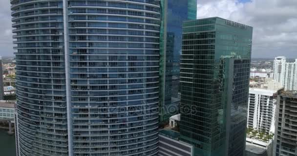 Luchtfoto epische woningen en Wells Fargo Bank Miami — Stockvideo