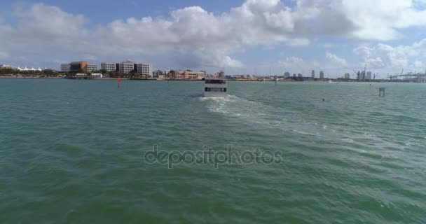 Aerial follow Miami Lady touring boat — Stock Video