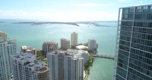 マイアミ川 4 k の空中ビデオ ブリッケル キー建物 — ストック動画