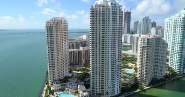 Luchtfoto video luxe eiland Brickell Key — Stockvideo