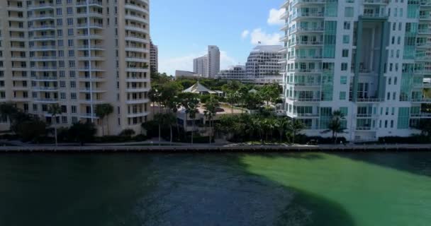 Aerial video lyxiga ön Brickell Key — Stockvideo