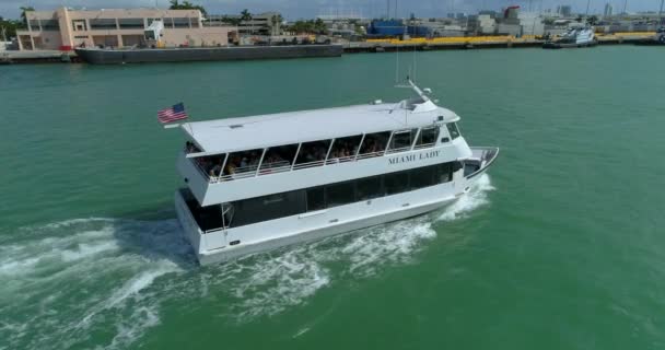 Vídeo aéreo Miami Lady passeio de barco 4k 24p — Vídeo de Stock