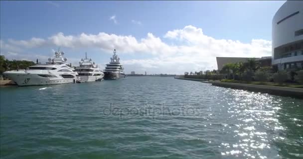Letecké video luxusní jachty a Downtown Miami — Stock video