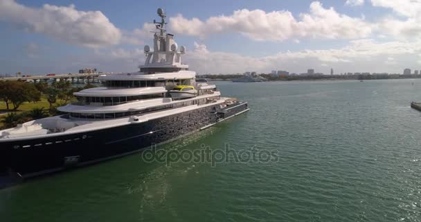 Letecké video luxusní jachty a Downtown Miami — Stock video