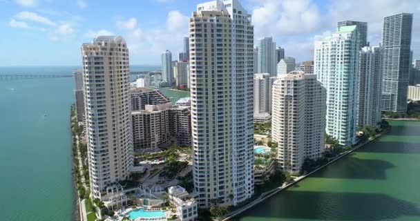 Antenowe przelot w pobliżu Brickell Key Miami — Wideo stockowe