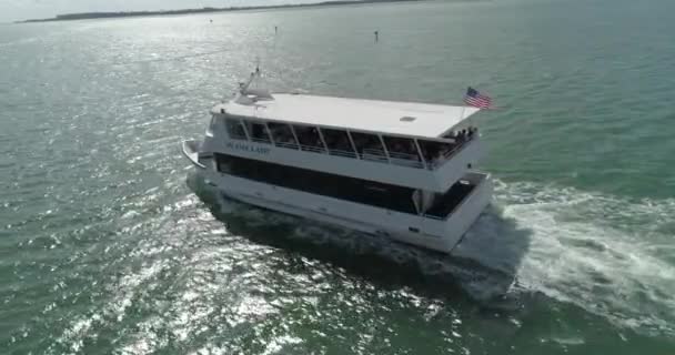 マイアミ女性遊覧船無人空中ビデオ 4 k — ストック動画