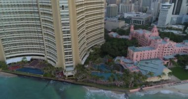 Royal Hawaiian ve Sheraton Resort Waikiki Beach
