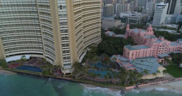 El Royal Hawaiian y Sheraton Resort Waikiki Beach — Vídeo de stock