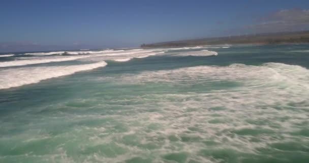 Olas en la bahía de Kaiaka Oahu Hawaii 30p — Vídeo de stock